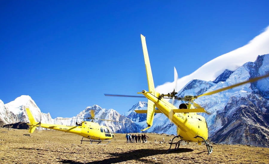 Helicopter landing at kalapatthar