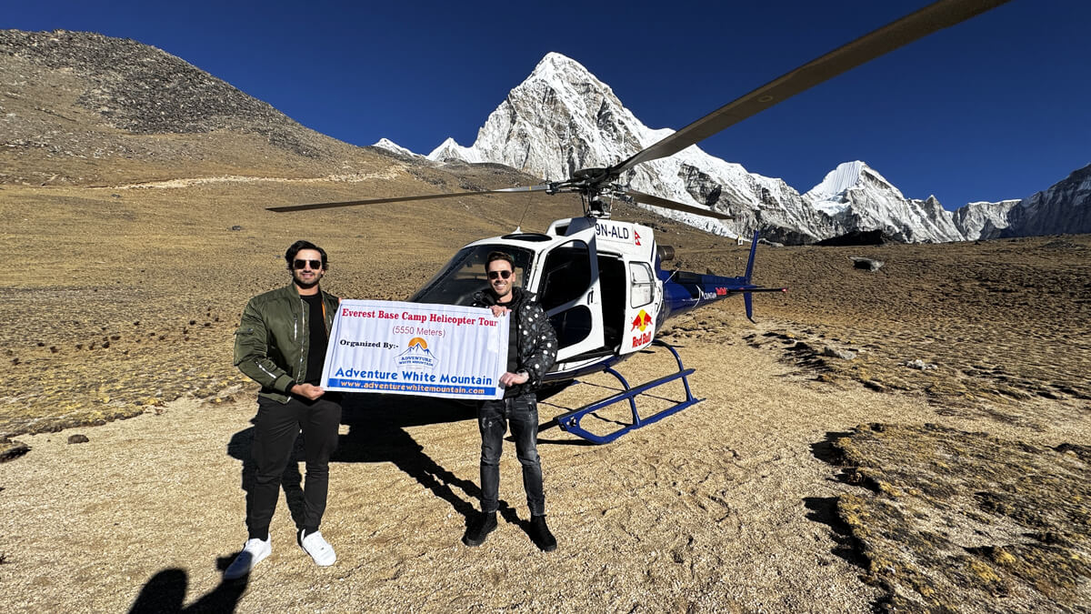 Helicopter landing at Kalapatthar